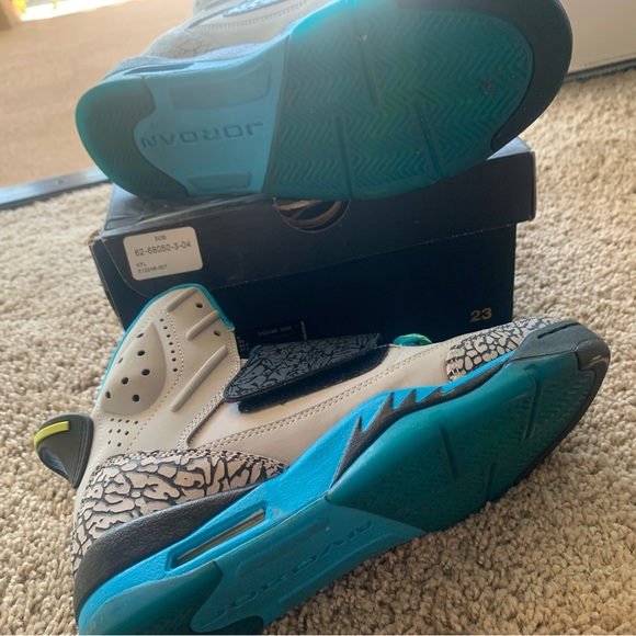 Gently used Jordans, no stains no rips, - Picture 4 of 4